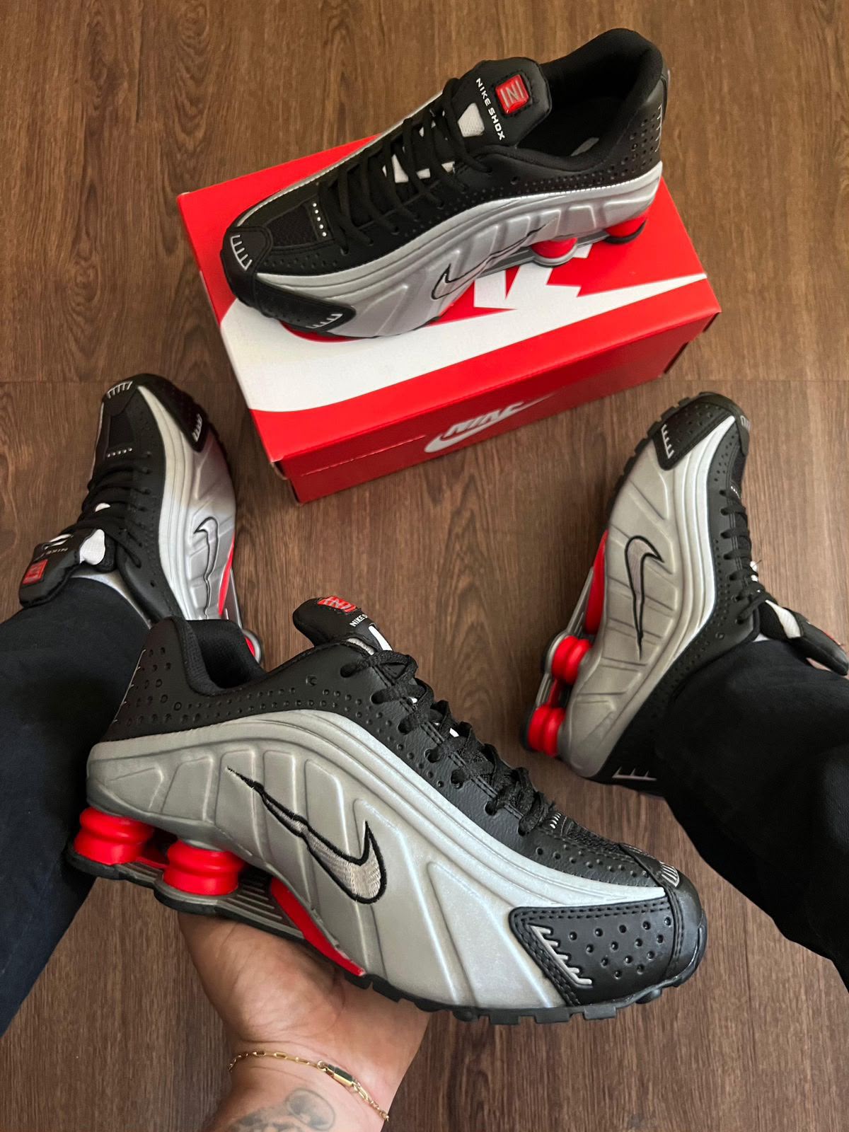 Nike Shox R4 Cinza e Vermelho